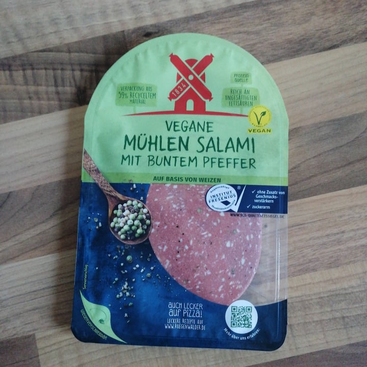 photo of Rügenwalder Mühle Vegane Mühlen Salami mit buntem Pfeffer shared by @meliferr on  11 Mar 2022 - review