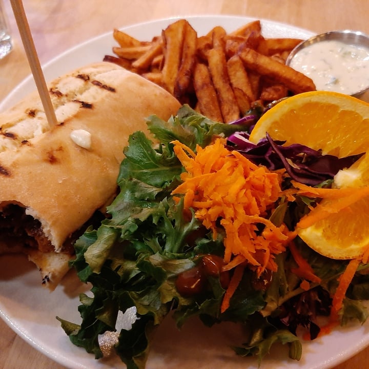 photo of Lola Rosa Place des Arts Veg Burger shared by @lilivedge on  20 Nov 2021 - review