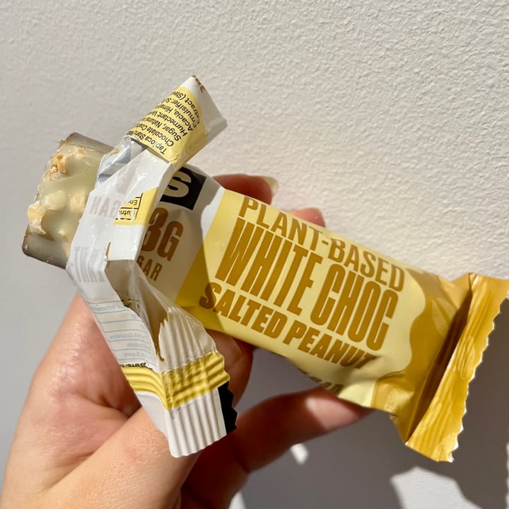 photo of Misfits Plant based white choc salted peanut shared by @appleappleamanda on  15 Sep 2021 - review