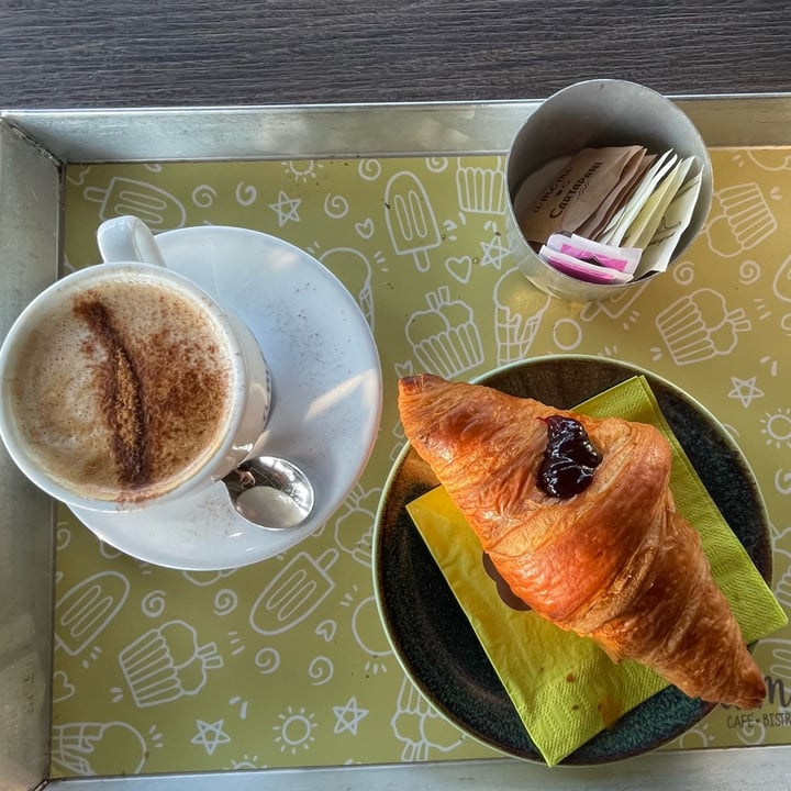 photo of Amemi CAFÈ • BISTRÒ • GELATERIA Cappuccino di Soia Con Croissant Ai Frutti Di Bosco shared by @vale4nature on  10 Sep 2022 - review