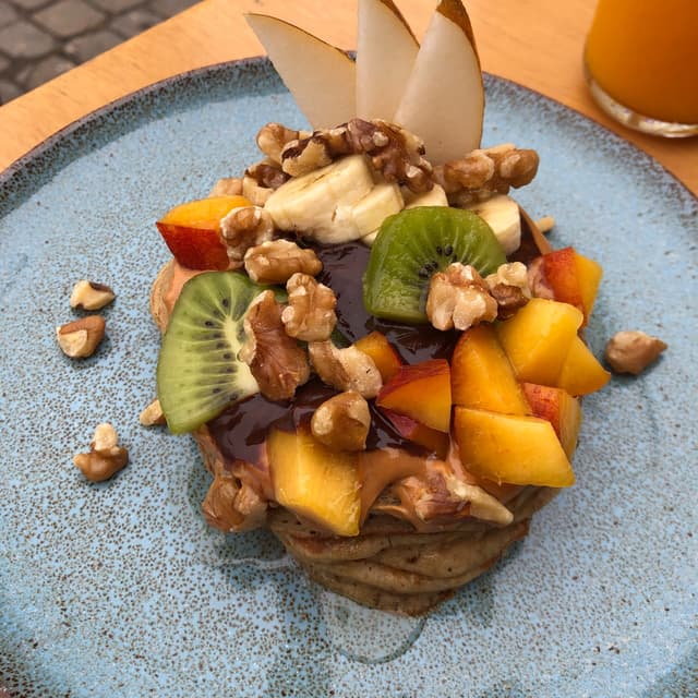 菜肴“Tortitas Con Chocolate, Peanut Butter Y Fruta”的照片