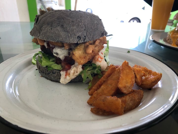 photo of VeganMunch Herman Munster Burger shared by @vamonsivais on  29 Jan 2020 - review