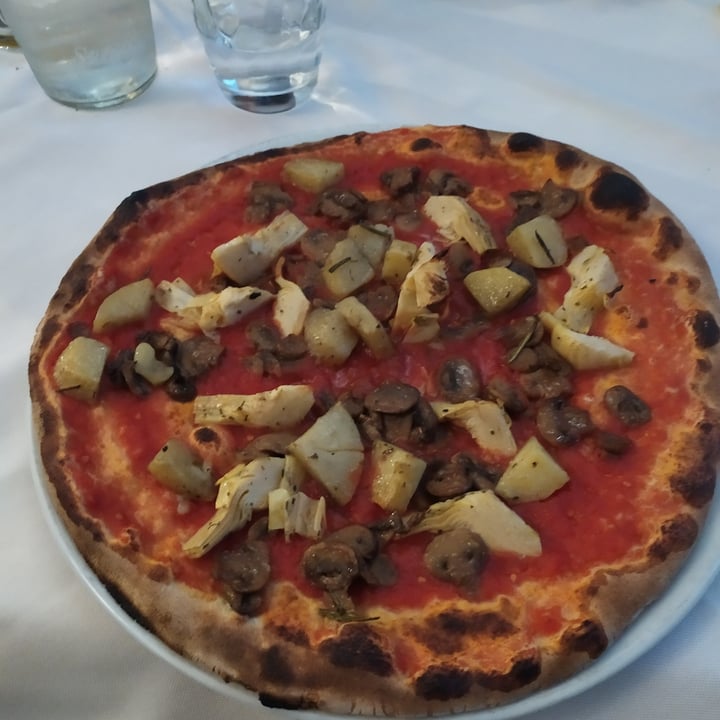 photo of Pizzeria Italia Pizza Rossa Con Funghi, Carciofi, Patate shared by @camibonaldi on  15 Apr 2022 - review