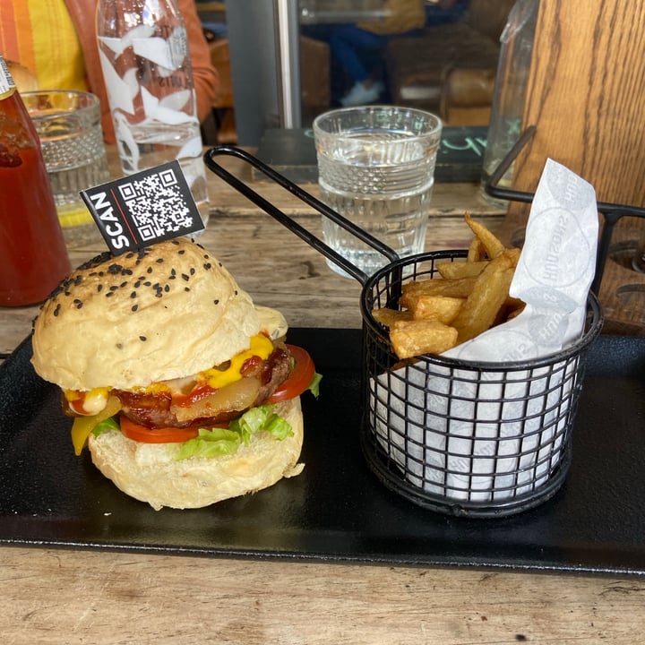 photo of Hudsons The Burger Joint (Claremont) The Scheckters Raw Burger shared by @sagittariuskitty on  17 May 2021 - review