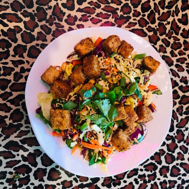 Photo du plat “Sesame crunch salad with blackened tempeh”