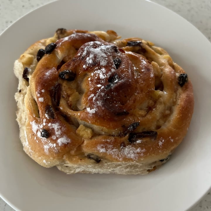 photo of Bakers Delight Apple Scroll shared by @jess-m-wright on  17 Jun 2022 - review