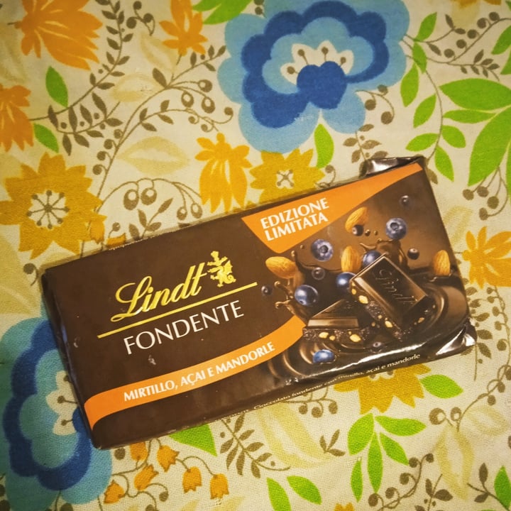 photo of Lindt Fondente mirtillo, acai, mandorle shared by @polpettavegana on  02 Oct 2022 - review