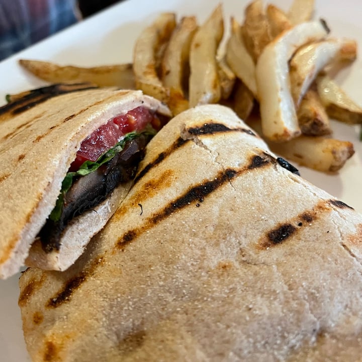 photo of Ravens Restaurant Portobello Flatbread Sandwich shared by @veganpetite on  24 Sep 2022 - review