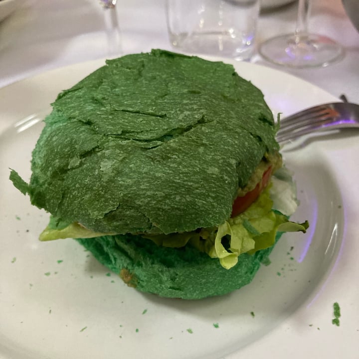 photo of Avo Brothers Avo burger beyond Meat shared by @oliviamissale on  10 Dec 2021 - review