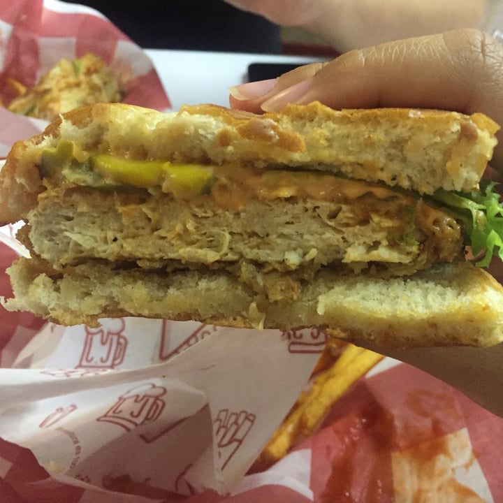 photo of Goy’s Burgers Spicy Poyo shared by @zullybee on  06 Jun 2021 - review