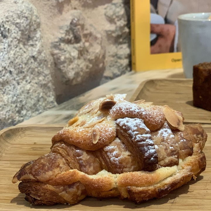 photo of The Hippie Bakery croissant relleno de crema de almendras shared by @naivoncake on  30 Oct 2022 - review