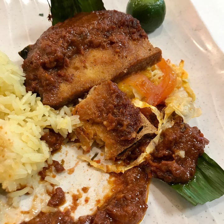 photo of Red Apple Veggie Café Banana Leaf Baked Fish 蕉叶烤鱼 shared by @ziggyradiobear on  21 Aug 2022 - review