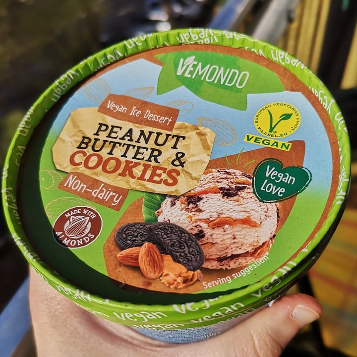 photo of Vemondo Vegan ice dessert peanut butter & cookies shared by @kimviz on  29 Apr 2022 - review