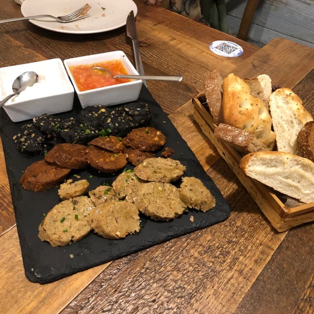 Photo of the dish “Tabla de embutidos veganos”