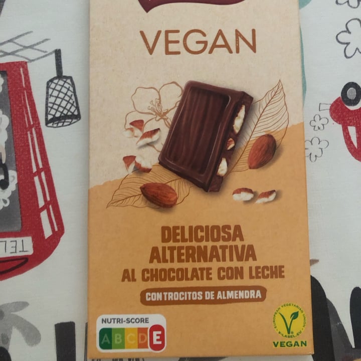 photo of Nestlé chocolate con almendras shared by @estherfe on  21 Nov 2022 - review