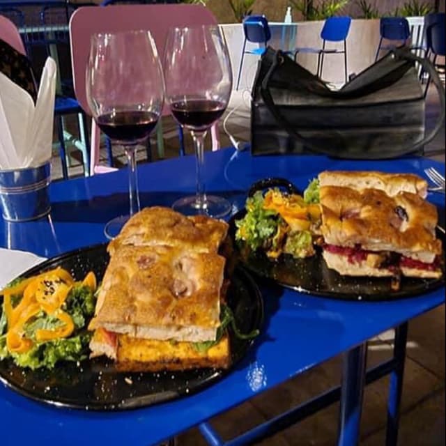 Photo of the dish “Sandwich de hongos y seitan”