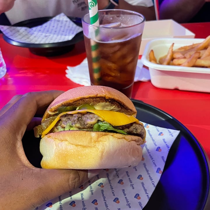 photo of Love Handle  Cheeseburger shared by @mandovando on  04 Apr 2021 - review