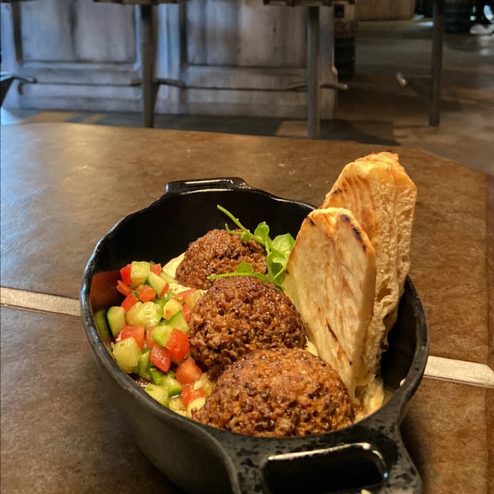 photo of Disneyland Park Felucian Kefta & Hummus Garden Spread shared by @marianamontanozv on  05 Dec 2021 - review