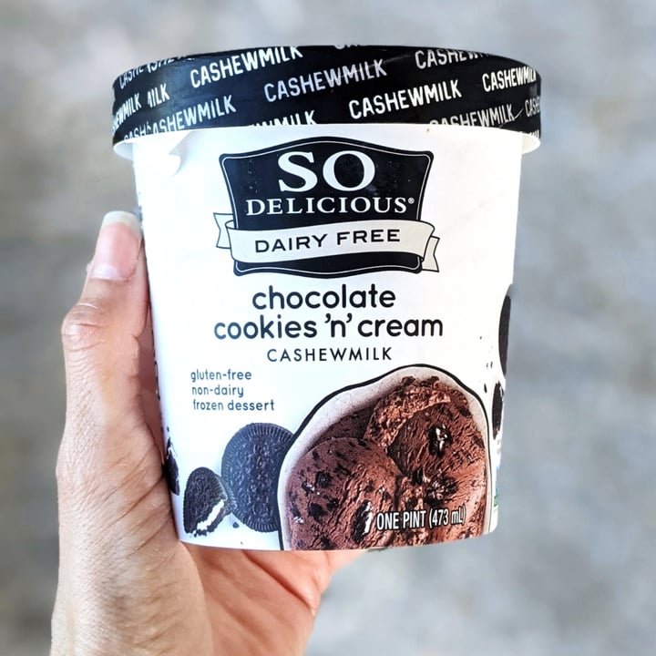 photo of So Delicious Dairy Free Chocolate Cookies N' Cream Cashewmilk Frozen Dessert shared by @veggieassassin on  08 Mar 2021 - review