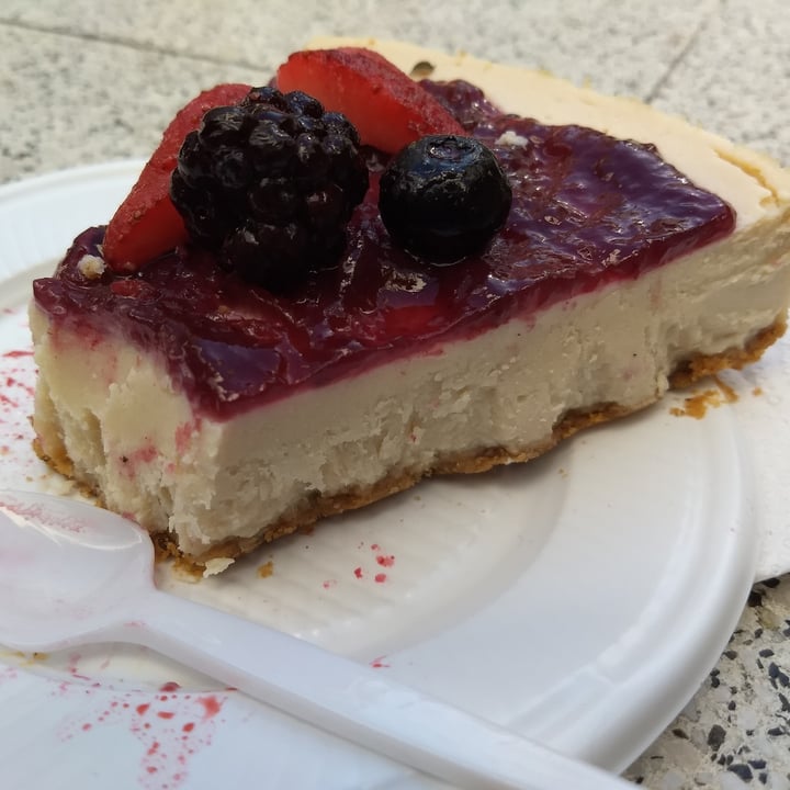 photo of Bombay.veggie Cheesecake De Frutos Rojos shared by @jisam on  05 Jul 2022 - review