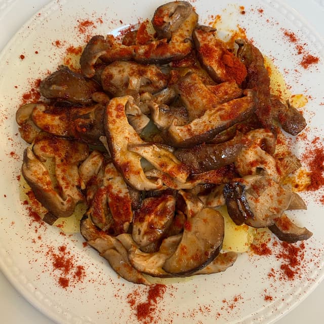 菜肴“Shiitake con patatas y pimentón”的照片
