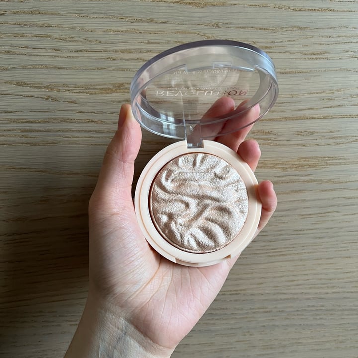 review photo of Revolution Beauty Highlighter Reloaded shared by @agnelliarianna on 29 Apr 2022 - review