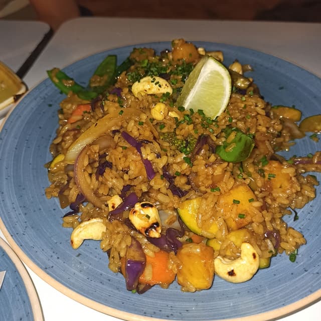 Foto del plato “Arroz thai con piña y curry”