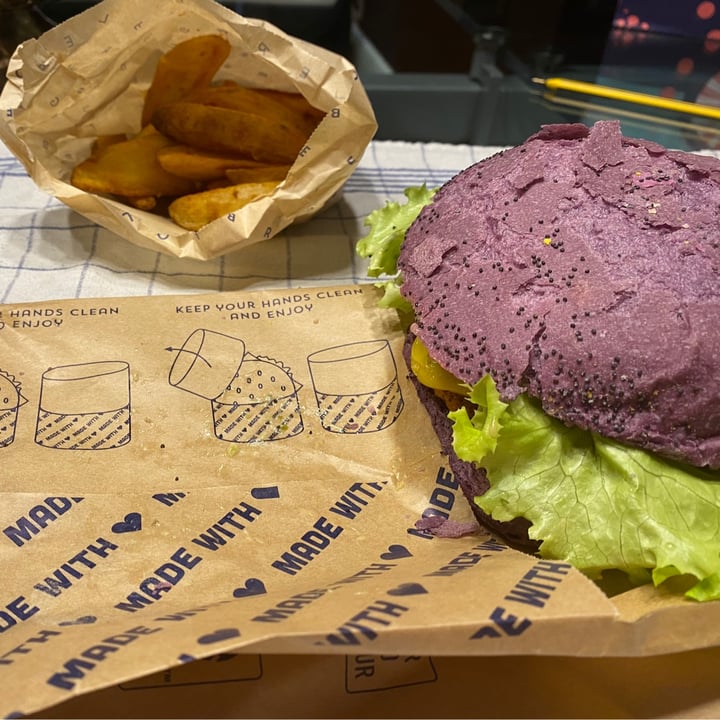photo of Flower Burger Roma Cheesy Cecio shared by @bythehearts on  14 May 2020 - review
