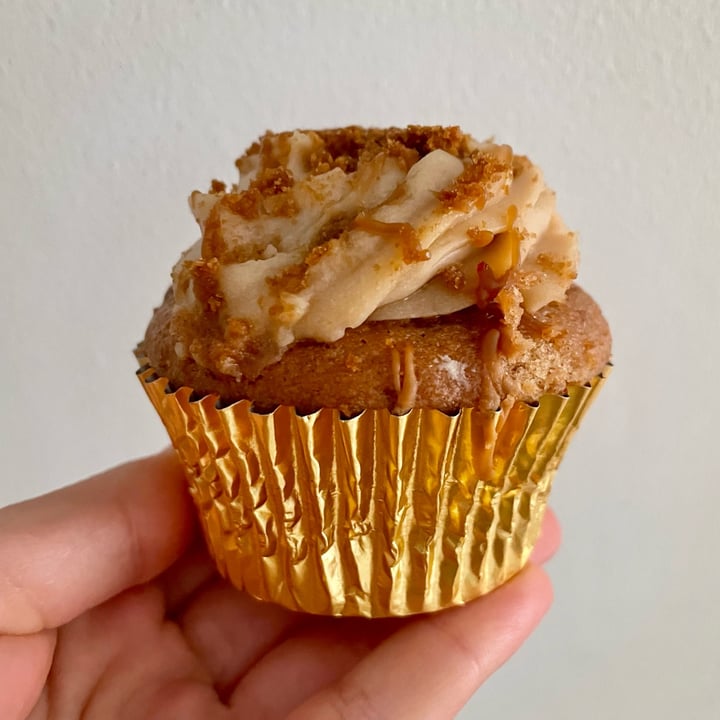 photo of Lola's Cupcakes Covent Garden Vegan Caramel Biscuit Cupcake shared by @appleappleamanda on  08 May 2022 - review