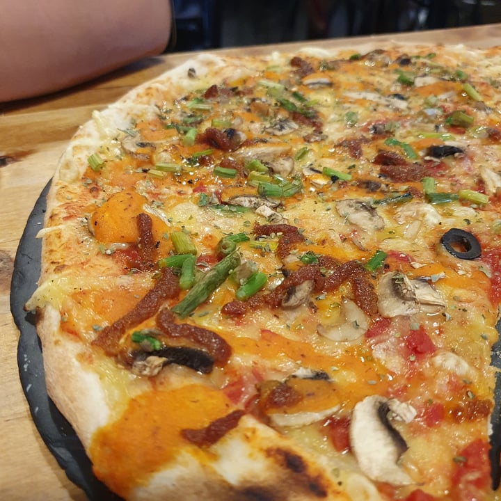 photo of Pizzeria Trozo Pizza Romescu, Espárragos Trigueros, Cebolla Caramelizada, Champiñones, Tomates Y Queso Vegano shared by @mcn on  05 Sep 2020 - review