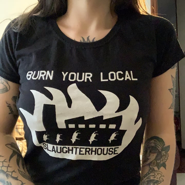 photo of Serigrafía vegana Camiseta “Burn your local slaughterhouse” shared by @nedene on  14 Feb 2021 - review
