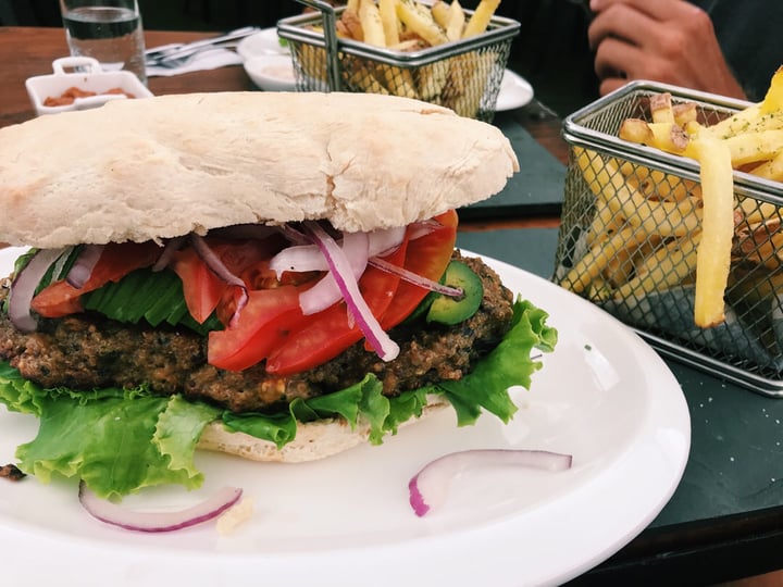 review photo of La manada Hamburguesa de Quinoa shared by @amirasalame on 01 Mar 2020 - review