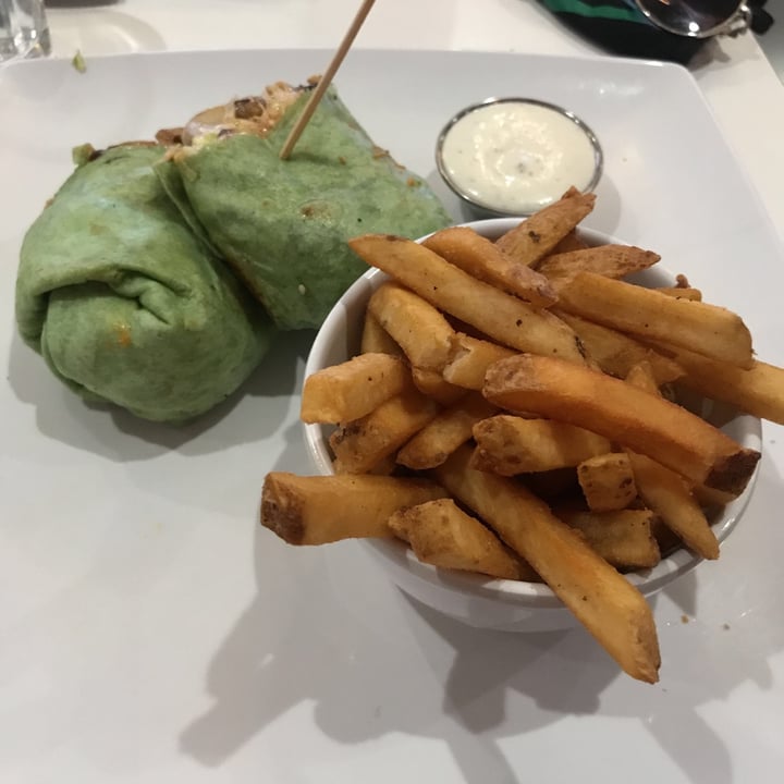 photo of The Modern Vegan Buffalo Chick’n Ranch Wrap shared by @ceciasas69 on  02 Jun 2021 - review