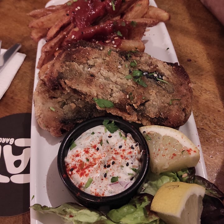 photo of VeganCatBar Tofish and chips shared by @fundacionelhogar on  10 Jun 2021 - review