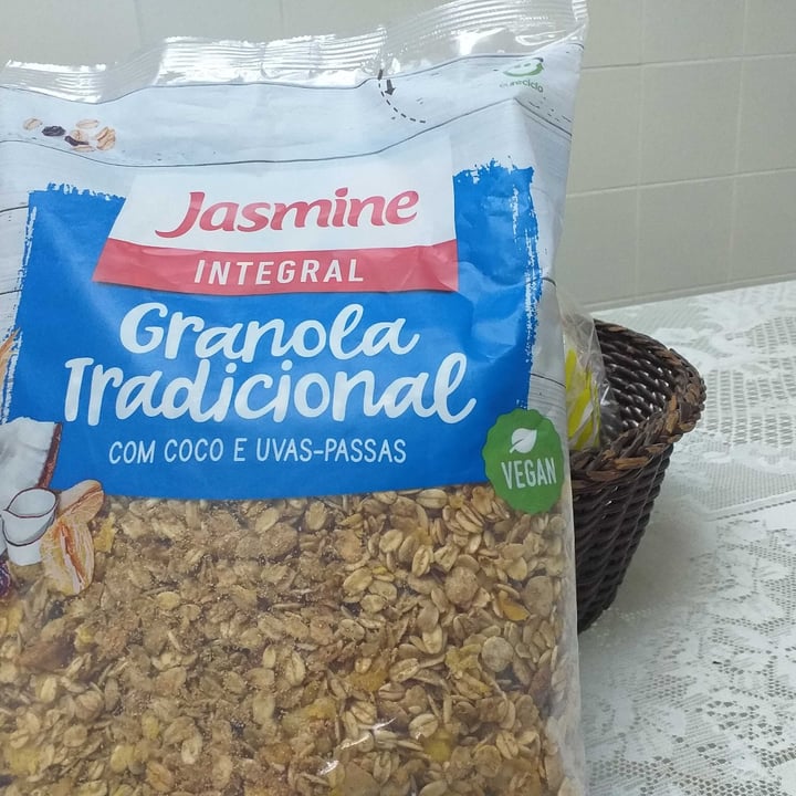 photo of Jasmine granola tradicional com coco e uvas-passas shared by @atr54 on  15 May 2022 - review