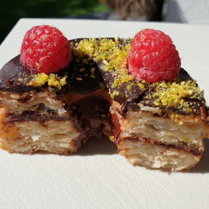 review photo of Royal Donuts München Crossnut Himbeere und Pistazie shared by @veganarchic on 19 Sep 2021 - review