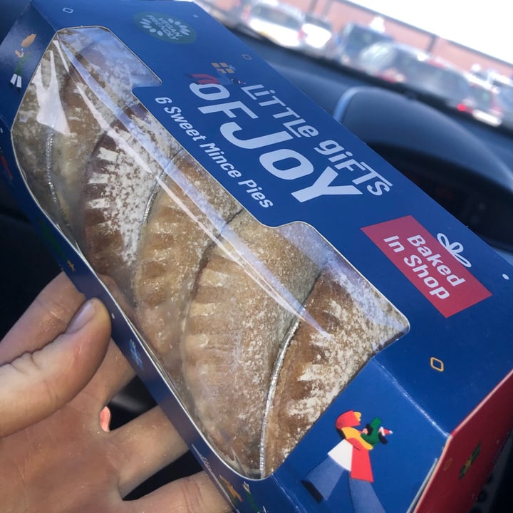 photo of Greggs Mince Pies shared by @annaleitner on  15 Nov 2021 - review