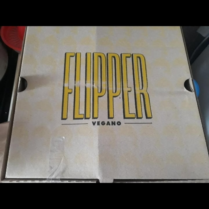 review photo of Flipper Pizza Pizza Mitad Fugazzeta Mitad Ananá Con Jamón Vegano shared by @mashe88 on 10 May 2022 - review