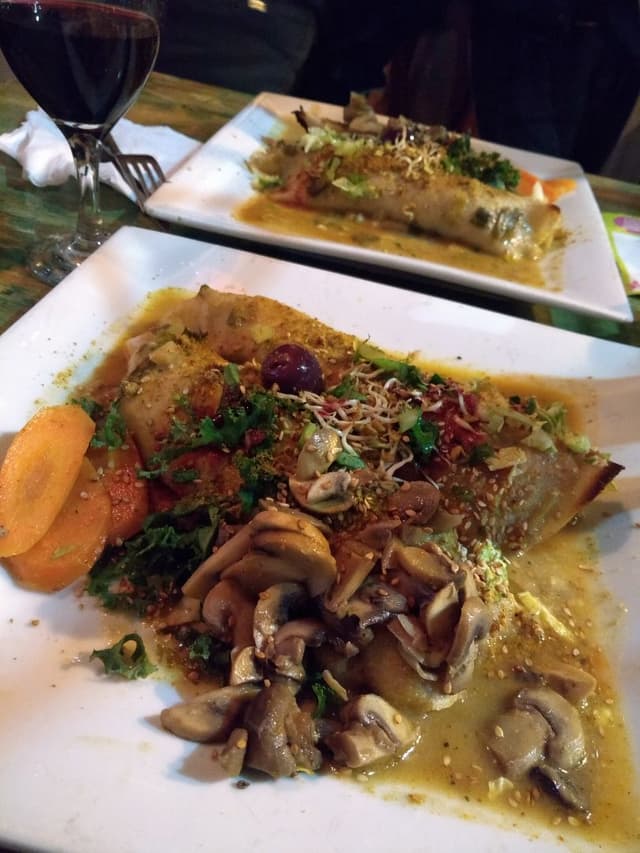 菜肴“Canelones de queso de girasol y kale”的照片