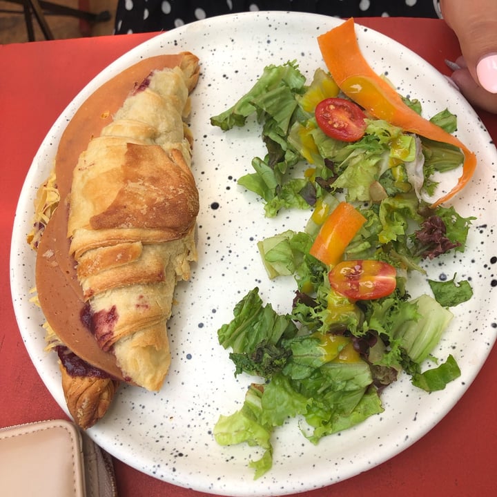 photo of Vegamo Bakery Ham & Jam Croissant shared by @susylhoist on  11 Apr 2022 - review