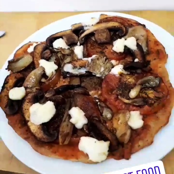 photo of Vegoto Fast Food Pizza de portobello shared by @caroveggiefit on  17 May 2020 - review