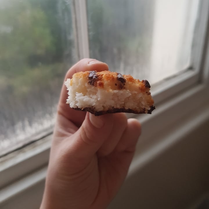 photo of Mrs Crimble’s 6 Vegan coconut macaroons shared by @marthsalt on  22 Jan 2021 - review
