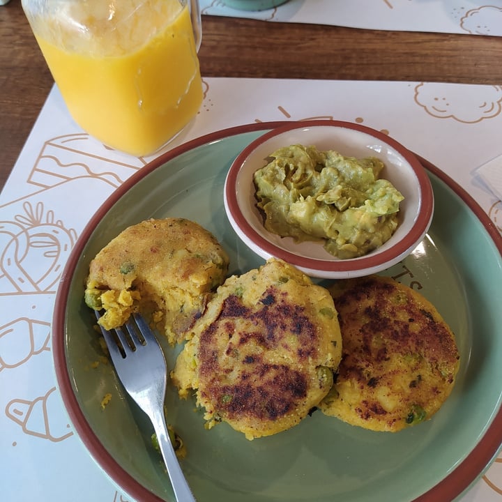 review photo of Biscuits By Nane Tortillas De Papá Con Alberja Y Jengibre + Jugo De Mango, Arepa Rellena Con Salsa De Garbanzo+ Café Con Almendras Y El Postre Pastel De Chocolate Vegano shared by @florreyes on 28 Jul 2020 - review