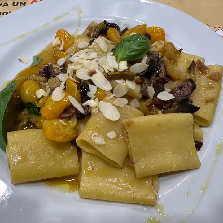 photo of Fratelli La Bufala Paccheri Con Ciliegini Gialli, Melanzane E Scaglie Di Mandorla shared by @maui on  28 Nov 2022 - review