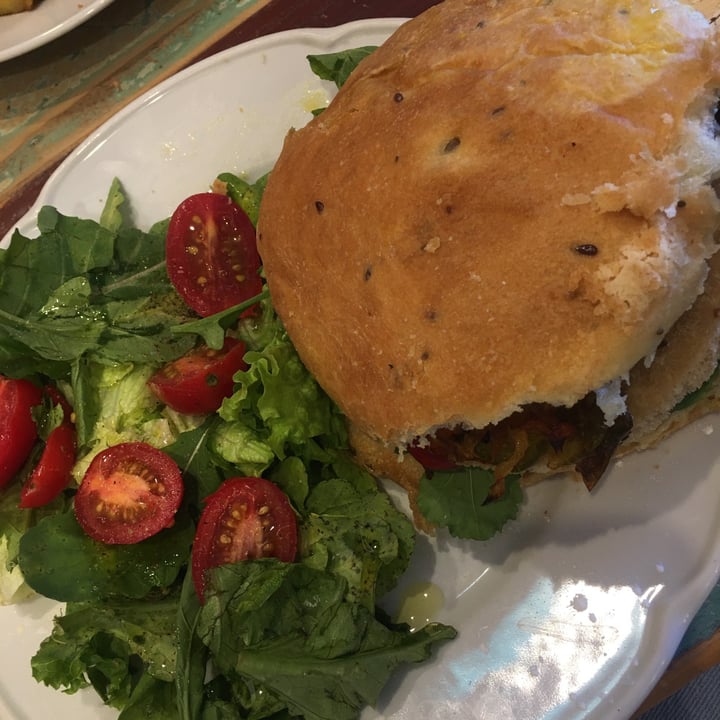review photo of Café Antibes Sandwich de Milanesa De Garbanzos shared by @majonietolamas on 26 May 2022 - review