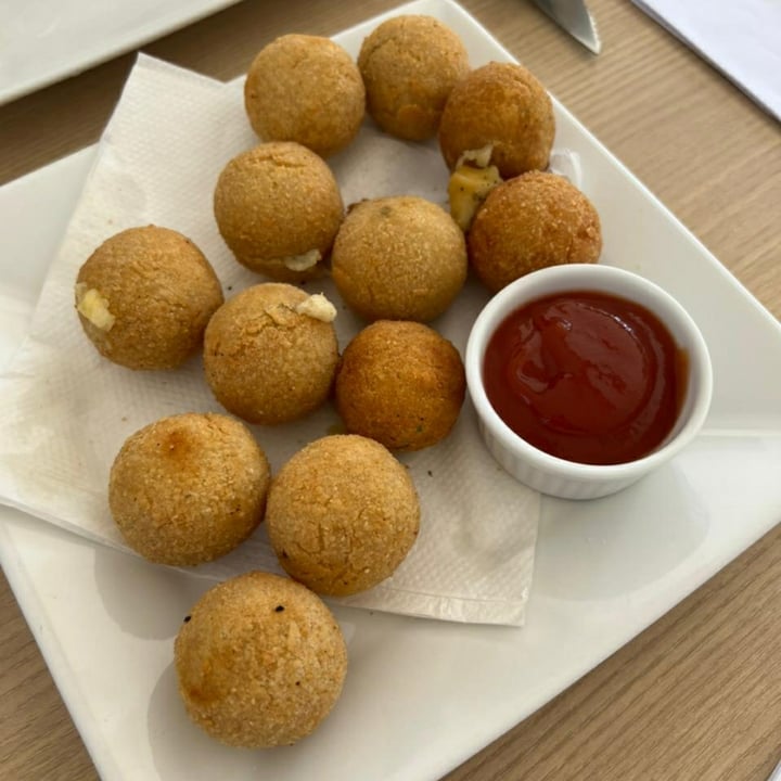 photo of Vegalizzz (Delivery only) Salgadinhos - Bolinha de Queijo shared by @arqvegan on  22 May 2022 - review