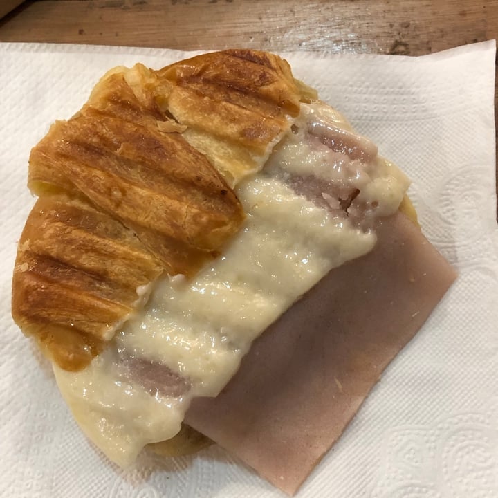 review photo of Futuro veggie Medialuna con Jamón Y Queso shared by @anaacraveroo on 16 Sep 2021 - review