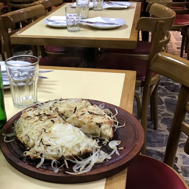 review photo of Pizzería Güerrin Pizza Fugazzeta Vegana shared by @kacerutti on 20 Feb 2022 - review