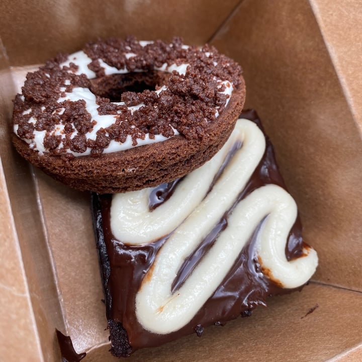 review photo of Farmacy Vegan Kitchen + Bakery Cookies and cream donut shared by @zuaileen23 on 04 Jul 2020 - review