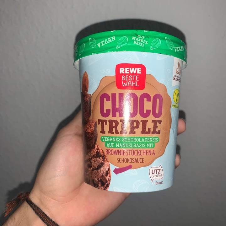 review photo of REWE Beste Wahl Choco Triple Ice cream shared by @santiagoromo on 07 Jun 2021 - review